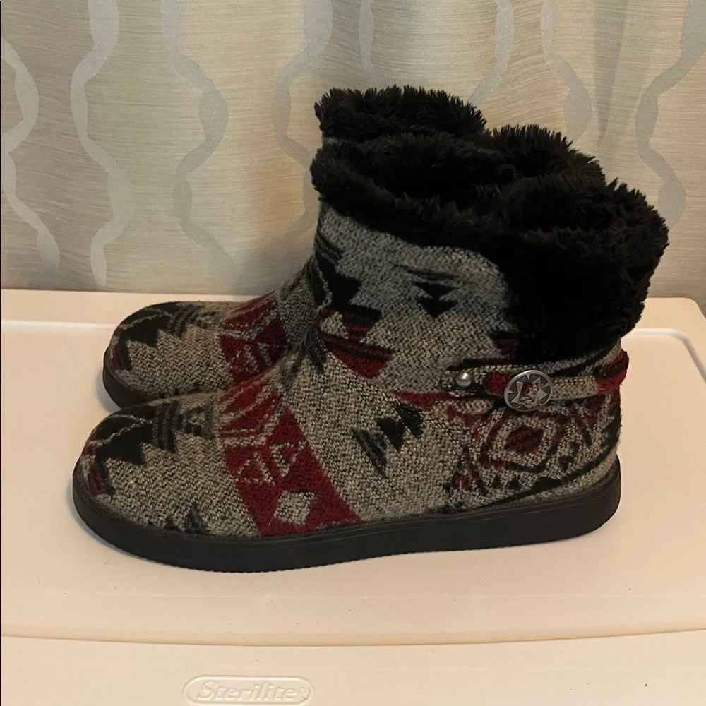 Indigo Road‎ Faux Fur Lined Boots Black Red Southwest Pattern Travas Size 9